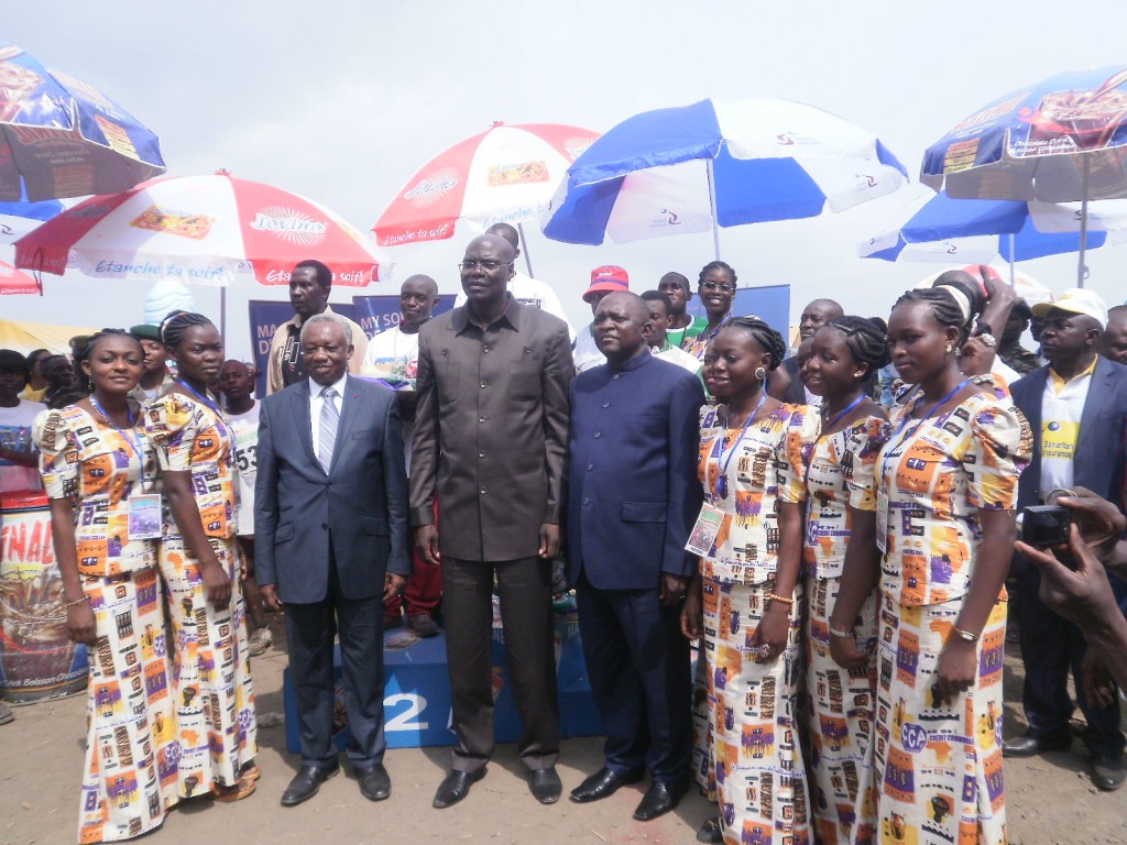 Gov't officials, hostesses pose with winners of the male category