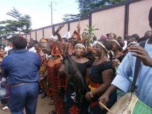 Les groupes de dansent animent l'entrée du palais des Verres