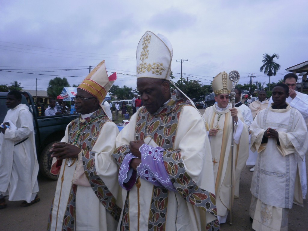 Mgr. Lysinge (L), Mgr. Bushu principal consecrators of Coadjutor elect