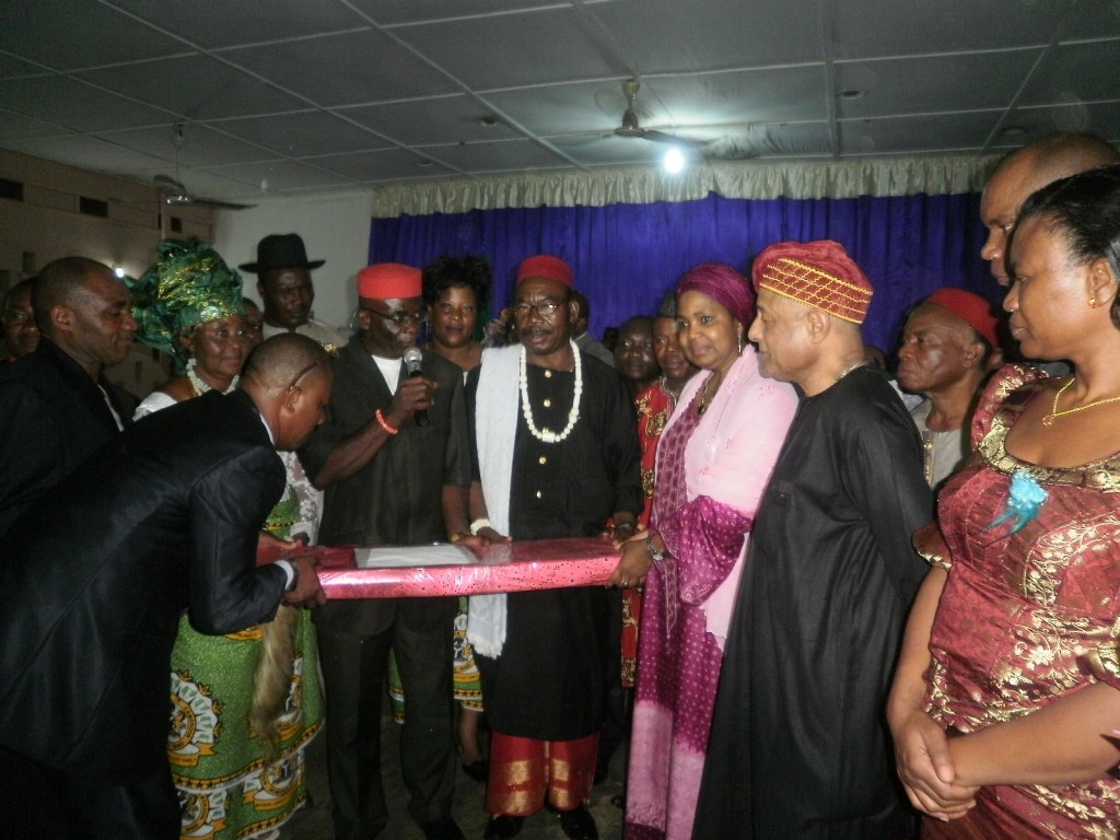 Nigerian communty in Kumba offers a gift to Hadiza