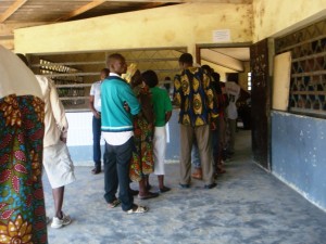 Vote. Douala le 30 septembre 2013. Ecole publique de Bilongue. Des électeurs en rang devant un bureau de vote